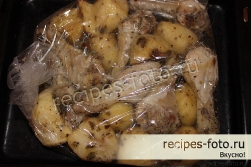 Как запечь куриные ножки с картошкой и чесноком в рукаве