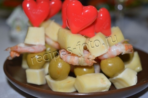 Канапе с креветками, сыром и оливками