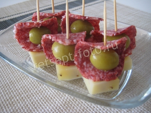 Канапе с колбасой, сыром и маслинами