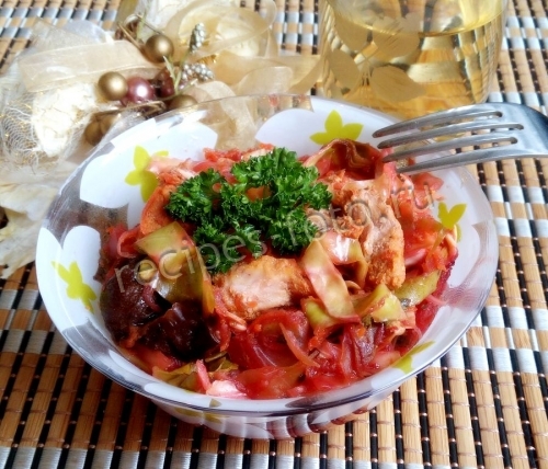 Капуста с мясом и черносливом тушеная в горшочке в духовке