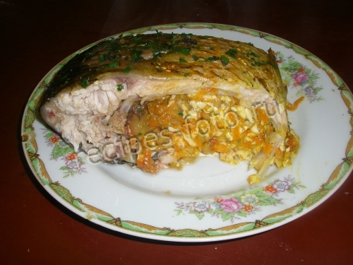 Карп фаршированный овощами, грибами и сыром в духовке