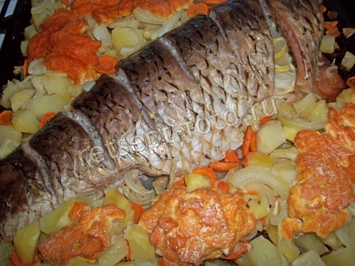 Карп с картошкой в духовке