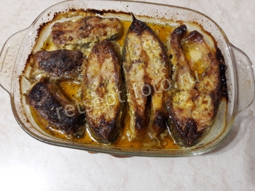 Карп в сметанном соусе с овощами в духовке