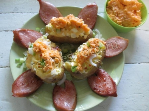 Картошка фаршированная с колбасой и сыром