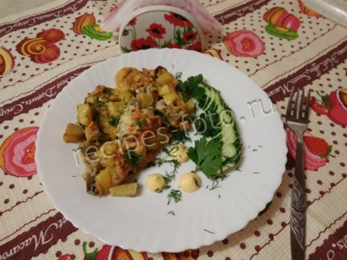 Картошка с баклажанами, курицей и грибами в духовке
