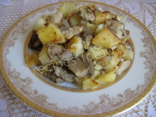 Картошка с белыми грибами на сковороде