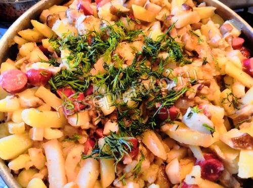 Картошка с белыми грибами и охотничьими колбасками на сковороде