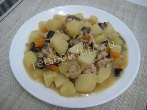 Картошка с фаршем и грибами на сковороде