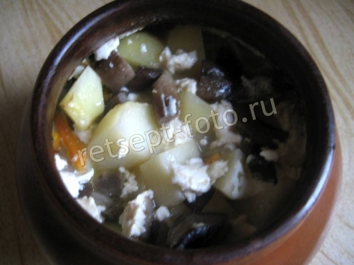 Картошка с грибами и сметаной в горшочках