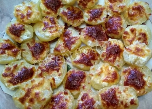 Картошка с сыром, чесноком и майонезом в духовке