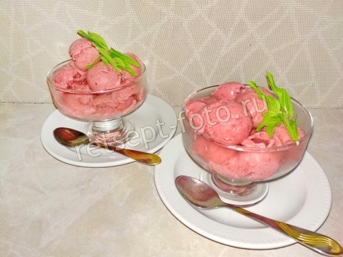 Клубнично-банановое мороженое со сгущенкой