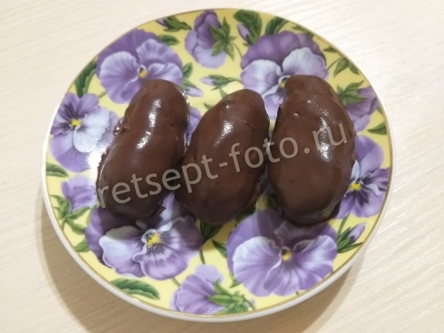 Конфеты из фиников, орехов и печенья в шоколаде