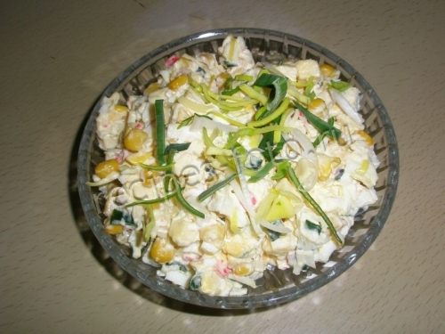 Крабовый салат с кукурузой