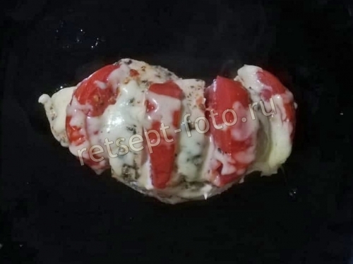 Куриная грудка с помидором и сыром в духовке