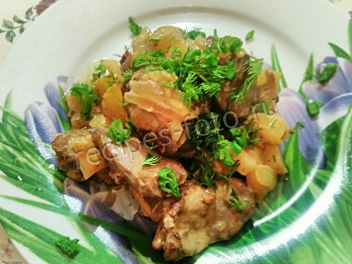 Куриная печень с яблоками и луком