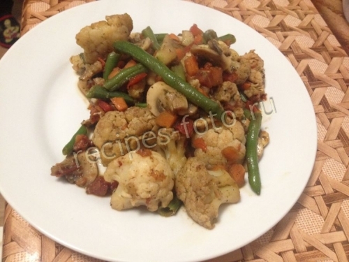 Курица по-китайски с грибами и овощами на сковороде