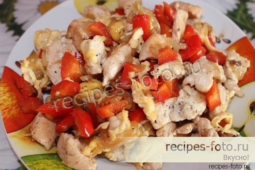 Вкусная курочка с сыром и перцем на сковороде