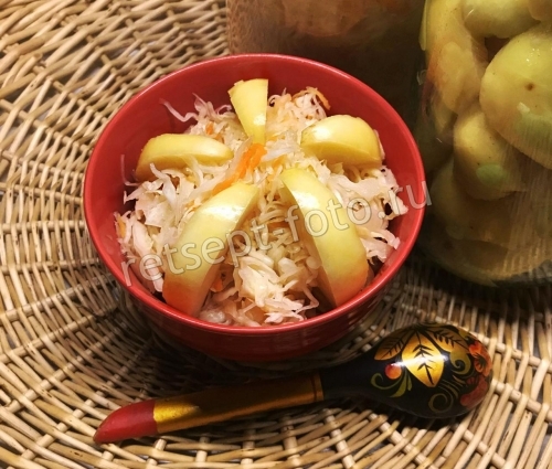 Квашеная капуста с яблоками в кастрюле
