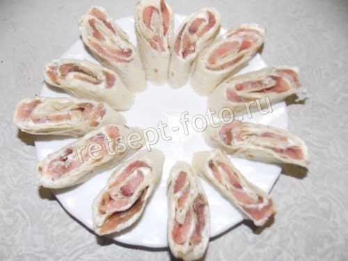 Лаваш с красной рыбой и творожным сыром