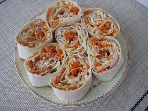 Лаваш с печенью трески и морковью