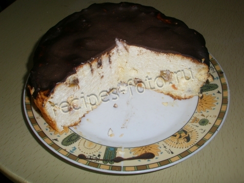 Лимонный сырник с изюмом и глазурью