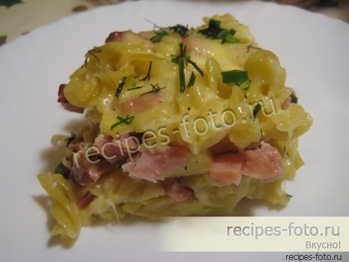 Макаронная запеканка с колбасой и сыром в духовке