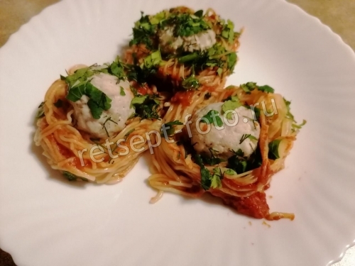 Макаронные гнезда с мясными шариками в томатном соусе