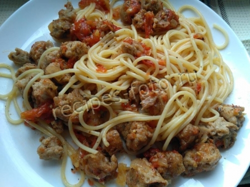 Макароны с соевым мясом и томатным соусом