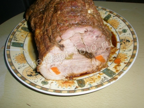 Мясо запеченное с черносливом и чесноком