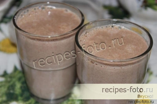 Молочный безалкогольный коктейль с бананом и шоколадом без блендера