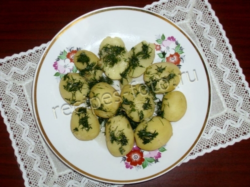 Молодой картофель с укропом и чесноком