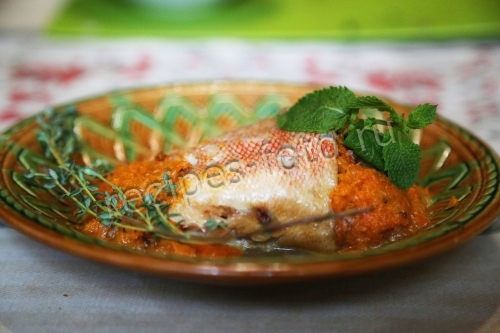 Морской окунь на сковороде тушеный с овощами