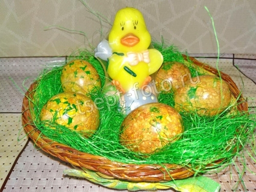Мраморные яйца в луковой шелухе и зеленке на Пасху