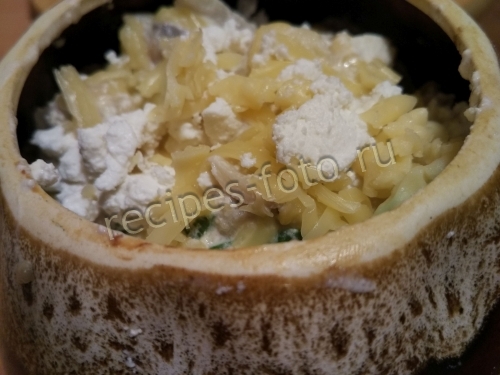 Ньокки в сливочном соусе с грибами и овощами в горшочках