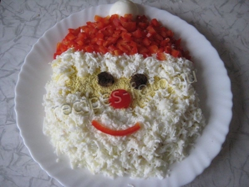 Новогодний салат "Дед мороз" с кальмарами