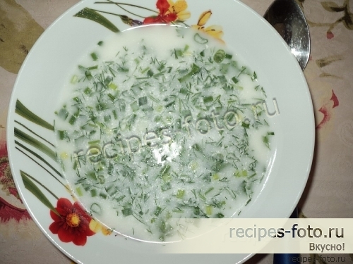 Окрошка с курицей на бульоне и сметане