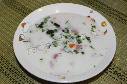 Окрошка на майонезе с колбасой и курицей