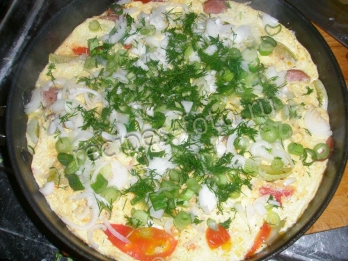 Омлет с колбасой и овощами на сковороде