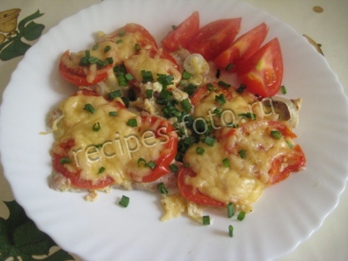 Отбивные из свинины в духовке с сыром и помидорами