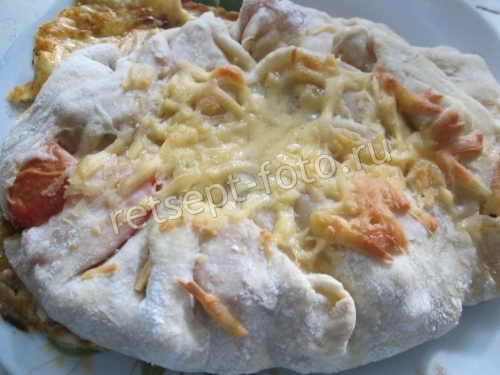 Открытый пирог с помидорами и сыром