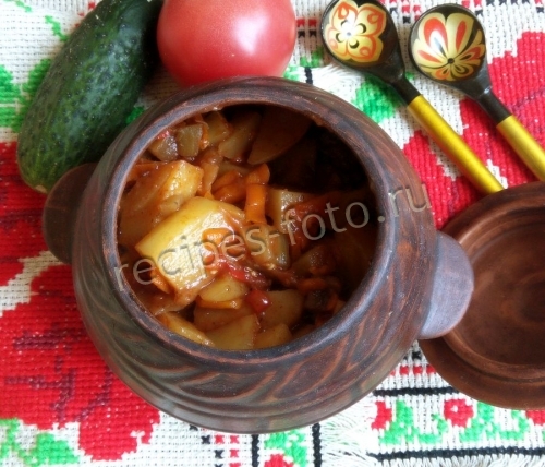 Овощное рагу с баклажанами и картошкой в горшочках в духовке