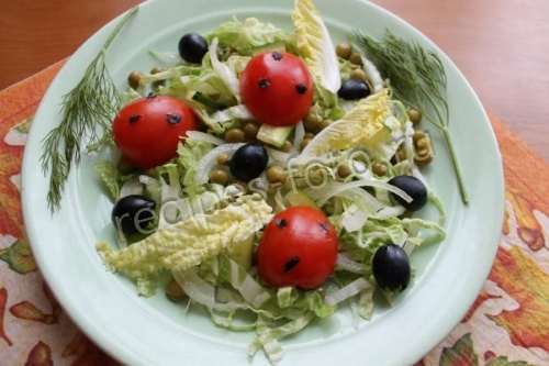 Овощной салат из пекинской капусты с огурцом и горошком