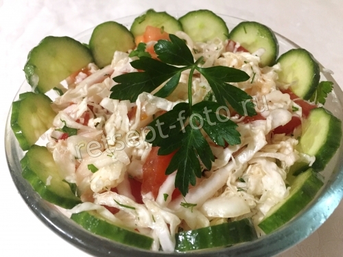 Овощной салат из пекинской капусты с огурцом и помидором