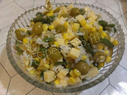 Овощной салат с рисом, оливками и сыром