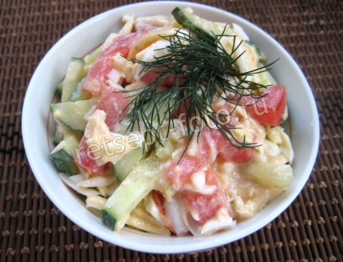 Овощной салат с сыром и яйцом