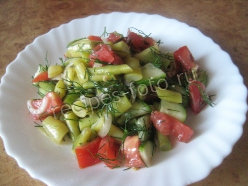 Овощной салат со стручковой молодой фасолью, помидорами и огурцами