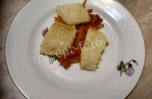 Палтус с овощами на сковороде