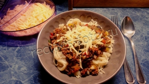 Паста с фаршем, грибами и сыром в томатном соусе