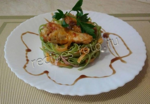 Паста с курицей и помидорами