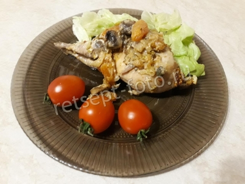 Перепела в сметане с грибами и курагой в духовке